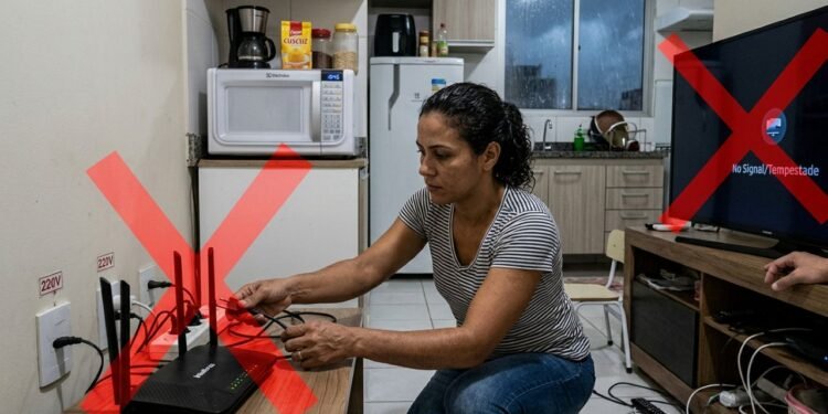 Uma estufa que funciona sem gás e sem eletricidade? Sim, ela existe e é criação de pai e filho argentinos! A invenção de Gabriel e Matías Di Tomaso está chamando atenção no mundo todo em 2026. Bora entender como funciona essa estufa a álcool e o que ela realmente pode fazer pela sua casa? Qual é a história por trás da estufa a álcool criada pelos Di Tomaso? A ideia surgiu em 2017, quando as contas de gás e luz se tornaram impagáveis na Argentina. Matías começou a experimentar com álcool etílico, algo que na época parecia uma loucura. Segundo o Economía Sustentable, Gabriel havia enfrentado várias crises nos negócios e, por recomendação do psicólogo, montou uma oficina na garagem da própria mãe para criar algo que realmente amava. Por isso, essa invenção carrega muito mais do que tecnologia: é uma história de reinvenção pessoal e criatividade diante da adversidade. Além disso, o resultado é um produto real, acessível e que já está à venda em dois modelos diferentes. Amei essa história! Como a estufa a álcool dos Di Tomaso funciona na prática? Usa álcool etílico a 96%, um combustível renovável, acessível e sem necessidade de rede de gás. O álcool não fica líquido, mas absorvido em um pano de pedra que evita derramamentos. Modelo menor gera 3.000 kcal/hora, ideal para ambientes compactos. Modelo maior chega a 4.000 kcal/hora, com maior poder de aquecimento. Alguns modelos têm rodas para facilitar o deslocamento entre diferentes cômodos da casa. Quais são os benefícios reais da estufa a álcool para quem busca alternativas de aquecimento? As estufas de bioetanol, categoria à qual esse produto pertence, são conhecidas por combustão limpa, mínima manutenção e alto poder calorífico. Contudo, segundo o Meteored, levam cerca de 40 minutos para aquecer uma sala de 30 m², o que vale considerar no planejamento. Por isso, essa opção é especialmente interessante para quem não tem acesso a gás de rede ou quer reduzir a dependência de energia elétrica. Além disso, a ausência de fumaça e cinzas torna a manutenção muito mais simples e prática no dia a dia! O que dizem os especialistas sobre a estufa a álcool e seus reais limites? Antes de se apaixonar pela ideia, vale conhecer as limitações que as matérias promocionais costumam não destacar. Contudo, isso não diminui a utilidade do produto, apenas define melhor para quem ele é ideal!