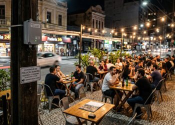 Bares e restaurantes serão obrigados a controlar o barulho usando sensores de ruído