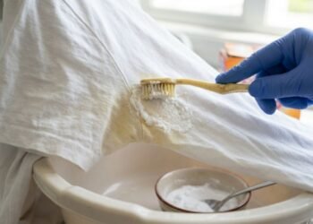 A técnica natural que virou tendência por desencardir roupas brancas amareladas pelo desodorante sem o cheiro forte do cloro