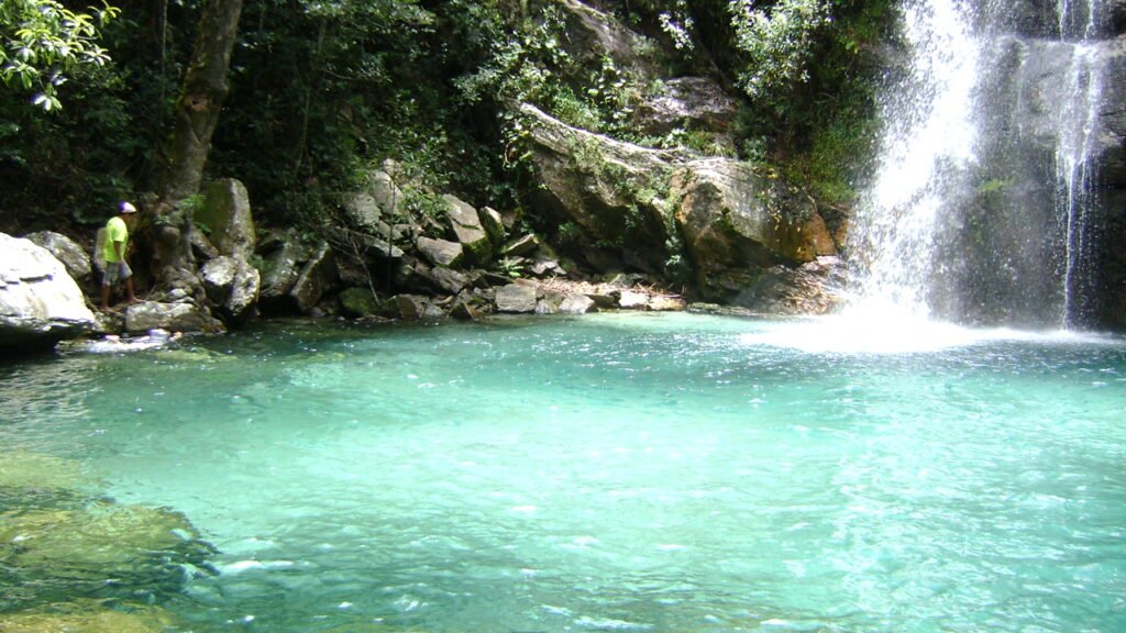 A cachoeira azul-turquesa no coração do Cerrado: o vilarejo goiano a 320 km de Brasília abriga 60% da Chapada dos Veadeiros e o quilombo Kalunga