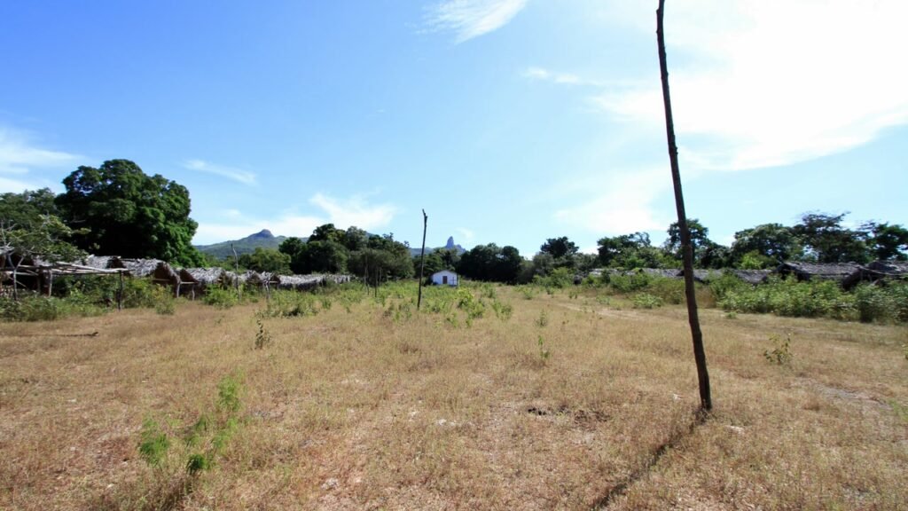 A cachoeira azul-turquesa no coração do Cerrado: o vilarejo goiano a 320 km de Brasília abriga 60% da Chapada dos Veadeiros e o quilombo Kalunga