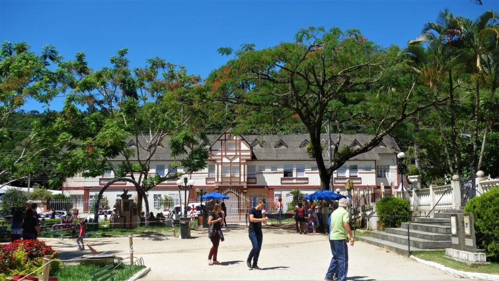 O vilarejo capixaba com clima alpino, arquitetura alemã e os monólitos que mudam de cor 5 vezes ao dia