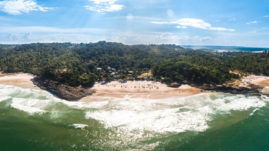 O vilarejo baiano apelidado de Havaí Brasileiro que recebeu o rei da Suécia em 2024