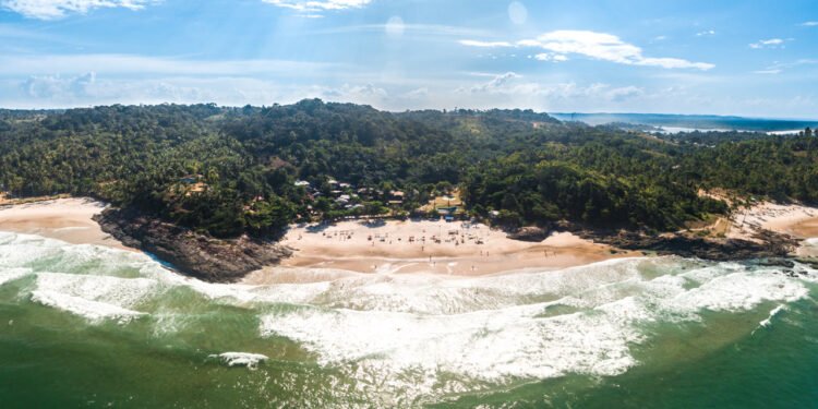 O vilarejo baiano apelidado de Havaí Brasileiro que recebeu o rei da Suécia em 2024