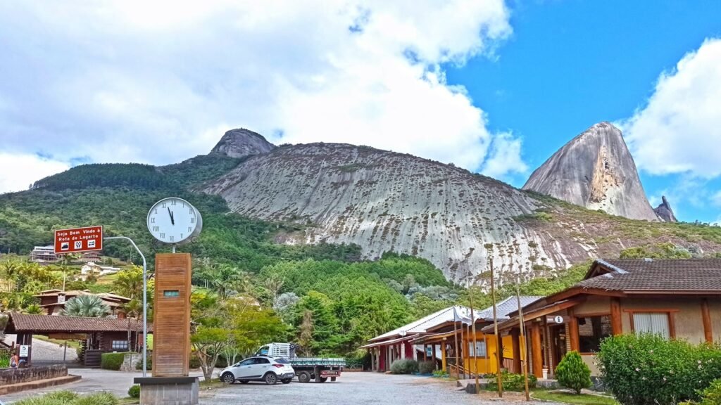 O vilarejo capixaba com clima alpino, arquitetura alemã e os monólitos que mudam de cor 5 vezes ao dia