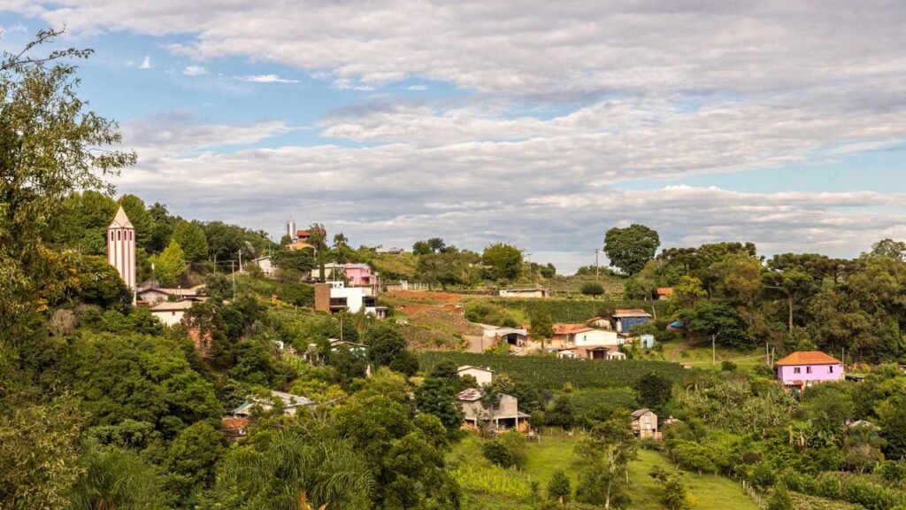 Há mais de 150 anos, em 1875, cerca de 20 famílias chegaram com malas simples e deram início à cidade mais italiana do Brasil onde até hoje o sotaque é forte