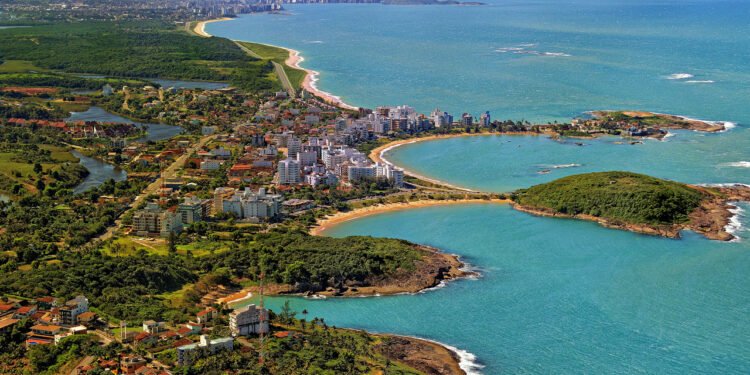 Guarapari encanta visitantes com suas belas praias urbanas, águas claras e o agito constante de sua famosa orla // Créditos: Wikipedia / Wikimedia Commons
