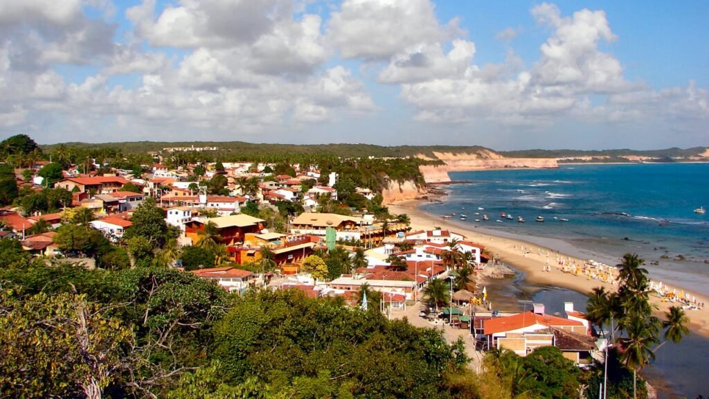 Eleito entre os melhores da América do Sul: o vilarejo a 85 km da capital, onde golfinhos aparecem todo dia entre paredões de areias coloridas e mais de 10 praias
