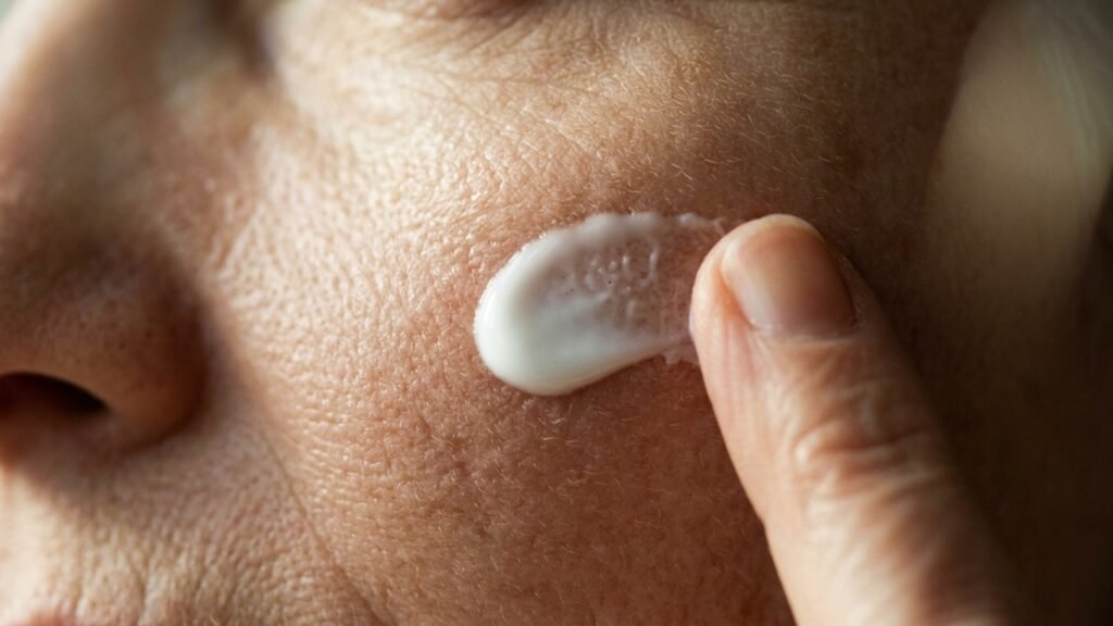 Menopausa acelera perda de firmeza da pele e dermatologistas reforçam uso diário de protetor solar
