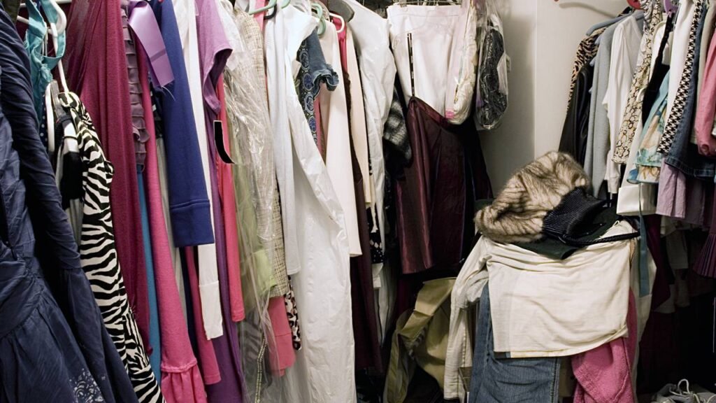 roupa na cadeira