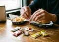 A partir de agosto de 2026, restaurantes na Europa vão ter que tirar sachês de ketchup, maionese e sal