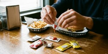 A partir de agosto de 2026, restaurantes na Europa vão ter que tirar sachês de ketchup, maionese e sal