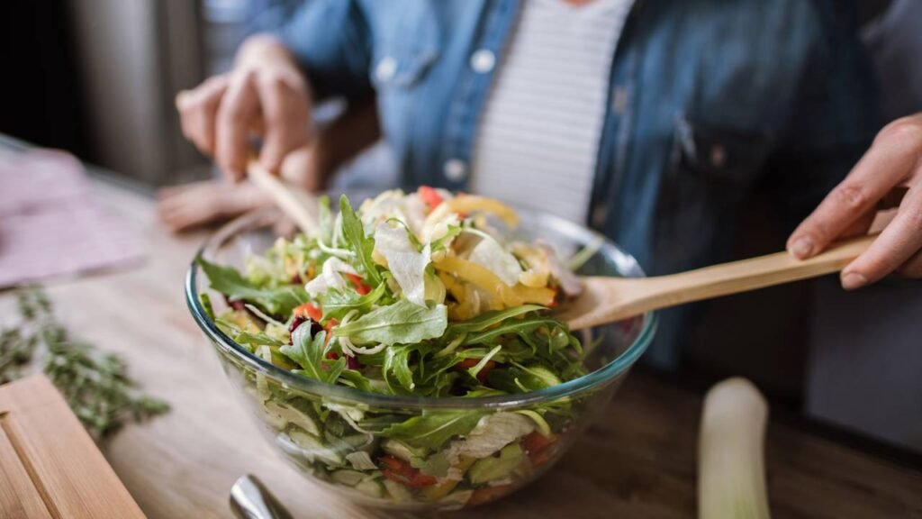 salada rica em proteínas