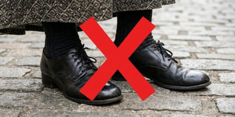 Sapatos em novas cores prometem substituir o preto no outono de 2026