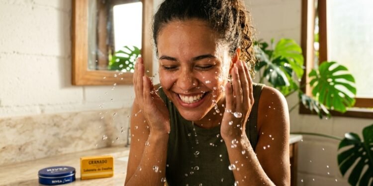 Produtos de farmácia baratos combatem a acne e renovam o rosto com baixo investimento
