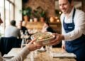 Restaurantes serão obrigados a permitir que clientes levem sobras para casa sem custo extra