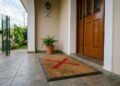 Adeus ao tapete de entrada: o substituto que está chegando nas casas e é mais fácil de higienizar
