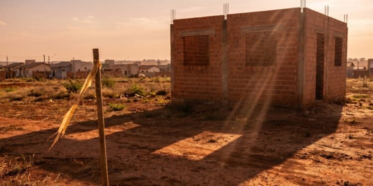 Erro de demarcação faz moradora erguer imóvel em terreno alheio em Goiás