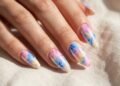 As unhas com blooming gel estão dominando o verão de 2026 com efeitos modernos e sofisticados