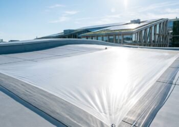 Uma equipe internacional de cientistas desenvolveu o primeiro bioplástico do mundo que reflete 99% da luz solar e pode reduzir o consumo de energia em edifícios em até 20%