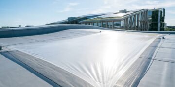 Uma equipe internacional de cientistas desenvolveu o primeiro bioplástico do mundo que reflete 99% da luz solar e pode reduzir o consumo de energia em edifícios em até 20%