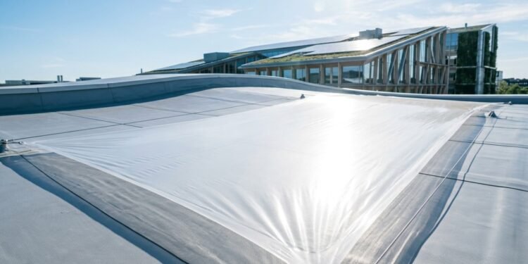 Uma equipe internacional de cientistas desenvolveu o primeiro bioplástico do mundo que reflete 99% da luz solar e pode reduzir o consumo de energia em edifícios em até 20%