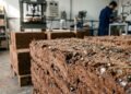 Pesquisadores britânicos usam vidro reciclado para fabricar blocos de terra comprimida até 90% mais resistentes à compressão e 30% mais resistentes à tração