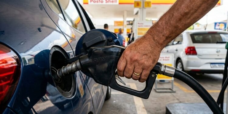 Governo avança em proposta para aumentar a mistura de etanol na gasolina e a mudança pode afetar milhões de motoristas