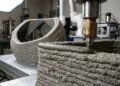 Pesquisadores da Universidade da Pensilvânia desenvolveram um concreto impresso em 3D que captura até 142% mais CO2 usando microalgas fossilizadas