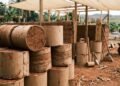 Engenheiros australianos desenvolvem um material de construção chamado "terra apiloada confinada em papelão" que produz 75% menos emissões do que o concreto, utilizando apenas papelão, terra e água