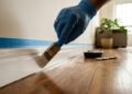 Rodapé branco, tons terrosos e marcenaria clara transformam qualquer casa sem esforço