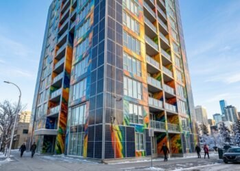 Edifício canadense instala o maior mural solar do mundo, com 3.204 m², gera 267 kW e reduz 150 toneladas de CO2 por ano