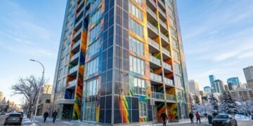 Edifício canadense instala o maior mural solar do mundo, com 3.204 m², gera 267 kW e reduz 150 toneladas de CO2 por ano