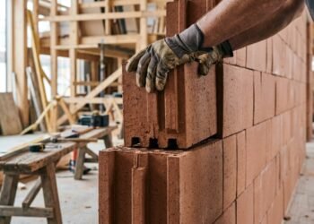 Pesquisadores austríacos projetam paredes de tijolos reutilizáveis que podem ser desmontadas e reconstruídas sem danos, reduzindo as emissões em até 60%