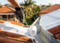 Pesquisadores australianos desenvolvem tinta para telhados que reflete 97% da luz solar e gera até 4,7 litros de água por dia