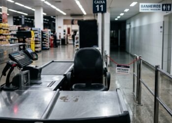 Justiça do Trabalho em Minas confirma rescisão indireta após restrição ao banheiro em hipermercado e garante indenização de R$ 3 mil