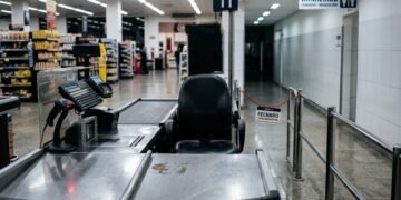 Justiça do Trabalho em Minas confirma rescisão indireta após restrição ao banheiro em hipermercado e garante indenização de R$ 3 mil