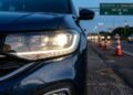 PRF aumenta fiscalização de farol baixo obrigatório no Brasil e veículos com luz apagada sofrem autuação e retenção