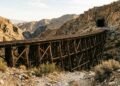 A maior ponte de cavaletes de madeira do mundo permanece de pé após quase 100 anos, desafiando o tempo e as duras condições do deserto