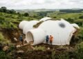 Uma startup austríaca projetou uma "nova casa subterrânea inflável modular pré-fabricada", inspirada no design de habitats lunares, que não precisa de energia para aquecimento e consome praticamente nenhum material de construção