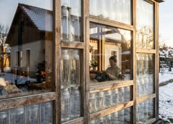 Um francês autodidata inventa uma parede de armazenamento térmico feita de vidro e água para aquecer sua casa com energia solar