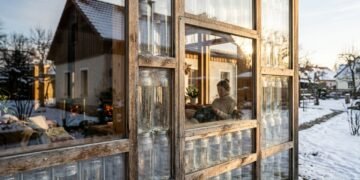 Um francês autodidata inventa uma parede de armazenamento térmico feita de vidro e água para aquecer sua casa com energia solar
