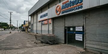 Grande rede de supermercados fecha 28 lojas e mais de 6 mil funcionários são afetados pela decisão