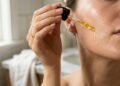 Dermatologistas explicam os efeitos da vitamina C na rotina de cuidados faciais
