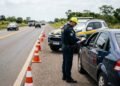 Motoristas que dirigem sem esse documento traz multa de R$ 880 e até retenção do carro