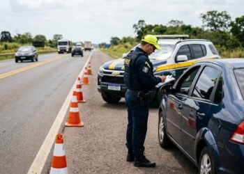Motoristas que dirigem sem esse documento traz multa de R$ 880 e até retenção do carro