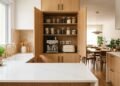 Nem minimalismo nem excesso, a tendência que transforma organização em decoração da cozinha moderna
