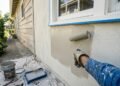 Qual o valor para pintar uma casa de 100m² em 2026? Como escolher a tinta e não arrepender