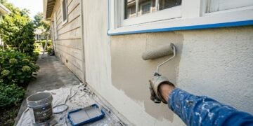 Qual o valor para pintar uma casa de 100m² em 2026? Como escolher a tinta e não arrepender