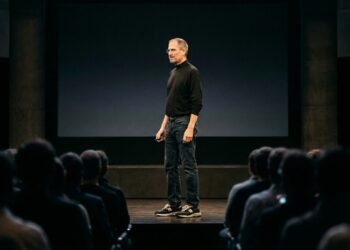 Steve Jobs, fundador da Apple, aconselhou: “Seu tempo é limitado, então não o desperdice vivendo a vida de outra pessoa.”